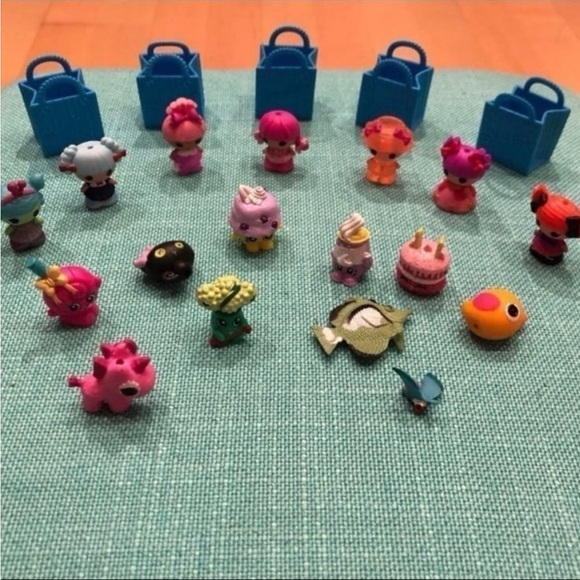 Shopkins Colorful Miniature Toy Collection & 20 Collectible Cards - Picture 1 of 8